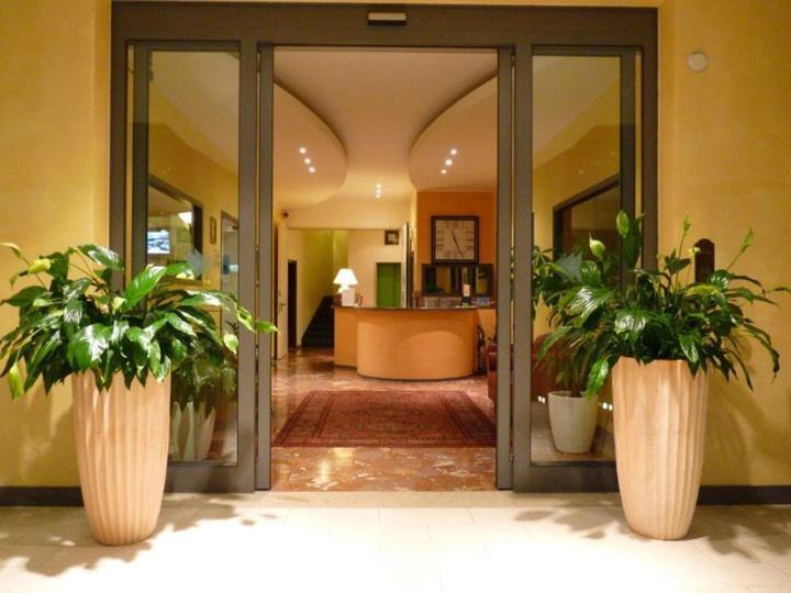 Hotel Gambrinus Лидо ди Йезоло Екстериор снимка